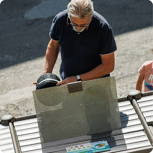 Une personne en train de composter dans un composteur