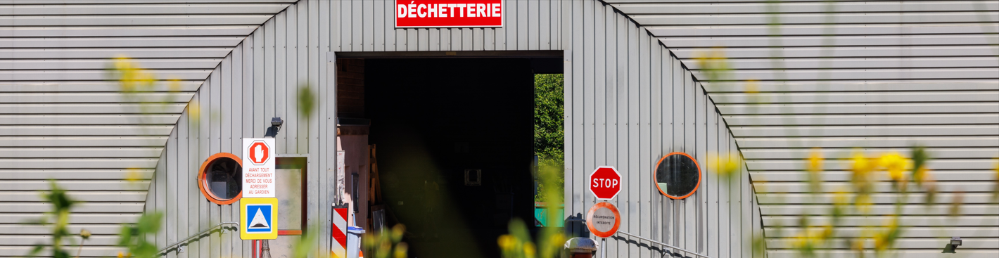 Photo d'un hangar de déchetterie