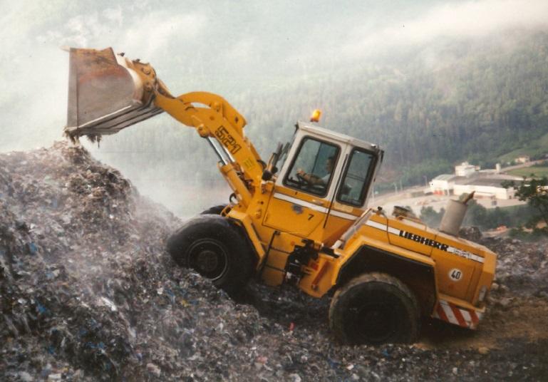 Photo d'un tractopelle sur des déchets