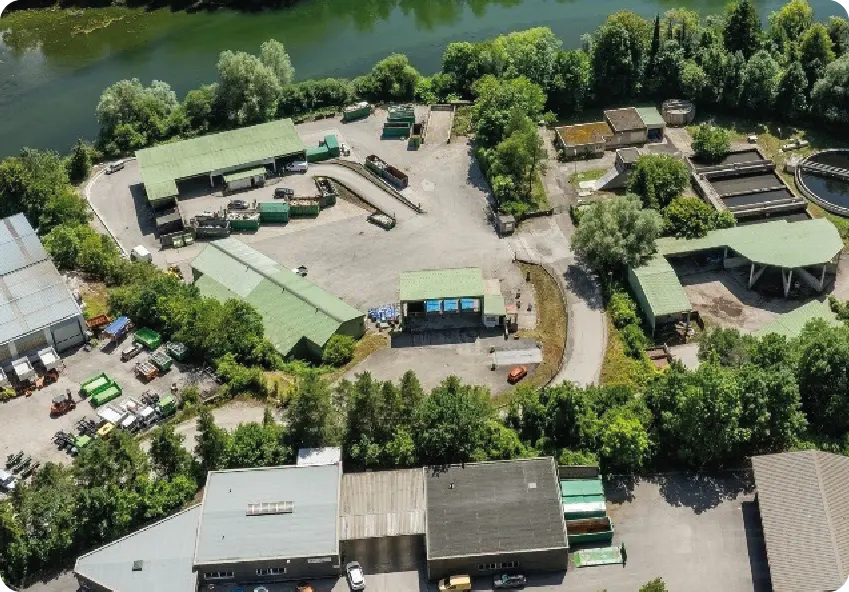 Le siège du SICTOM du Haut-Jura surplombe l’ancienne déchetterie de Saint-Claude. Fermée en 2025, celle-ci aura vu défiler près de100 000 tonnes de déchets durant son existence